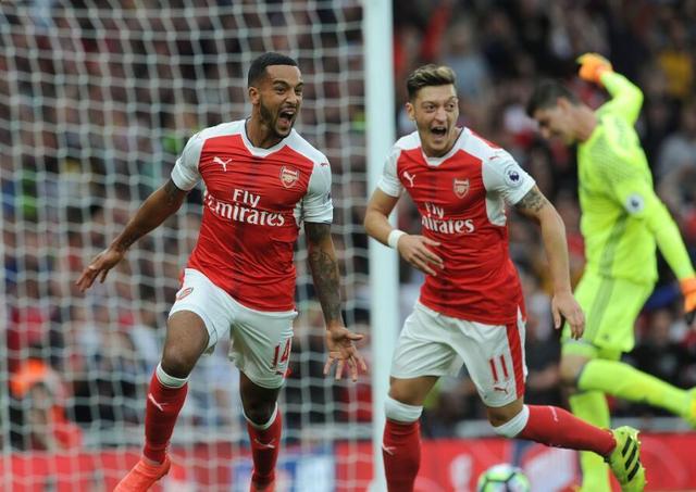 俄勒冈大学今日在开拓者主场比赛，杨瀚森场边观战助阵林葳（今日俄勒冈大学移师开拓者主场出战，杨瀚森场边为林葳加油助威）