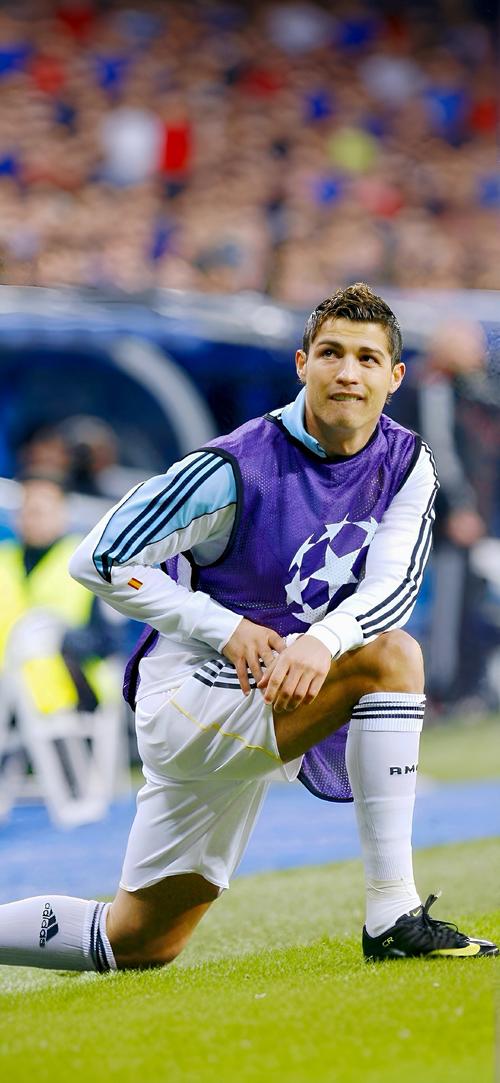 英超劲旅完胜：终结5场不胜，积分追平曼联，距离欧冠区3分（英超强队大胜止滑：终结五场不胜，积分追平曼联，距欧冠区仅差3分）