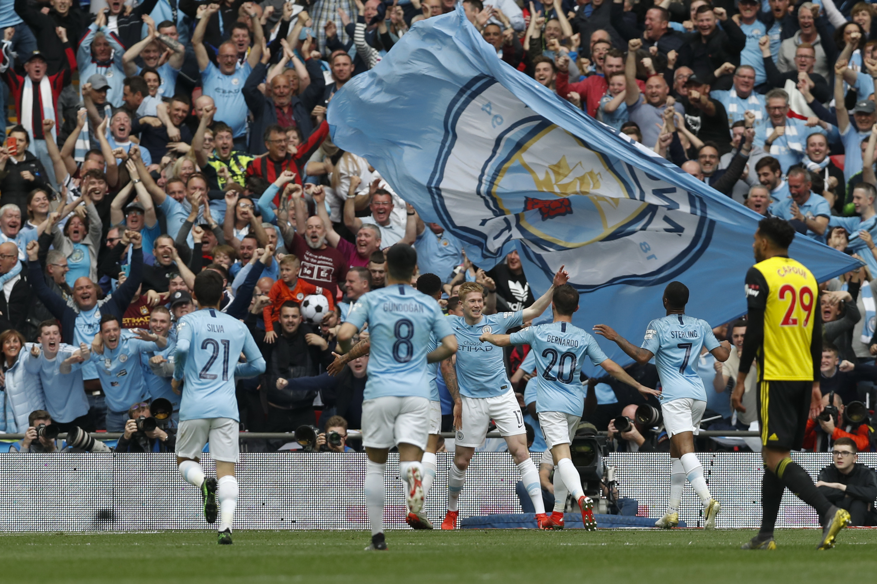 挺身而出！最后4分钟詹姆斯连得10分 期间东里合计3中0+1失误（关键时刻发力！末段4分钟詹姆斯连砍10分，东里合计3投0中外加1次失误）