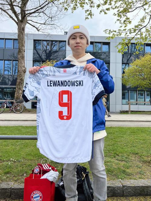 篮球赛场上的精彩瞬间：李悦洲反击妙传张洪硕（篮球赛高光瞬间：李悦洲快攻妙传张洪硕）