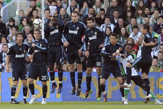 球迷：这队已经提前预定冠军