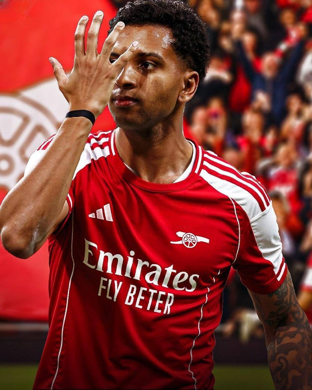 郎才女貌！英媒：库尔图瓦携妻子参加颁奖典礼，后者闪耀全场（英媒：库尔图瓦携妻亮相颁奖礼，太太光彩夺目）